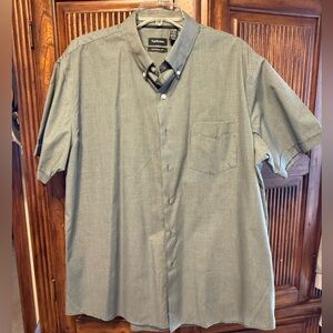 Van Heusen Men's Olive GreenShort Sleeve Button Down Shirt, size XL like new